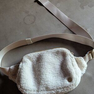 Lululemon Athletica  Everywhere Belt Bag Large leece White Opal/Gold